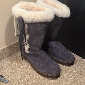 Bearpaw boots with Sherpa lining and paisley print